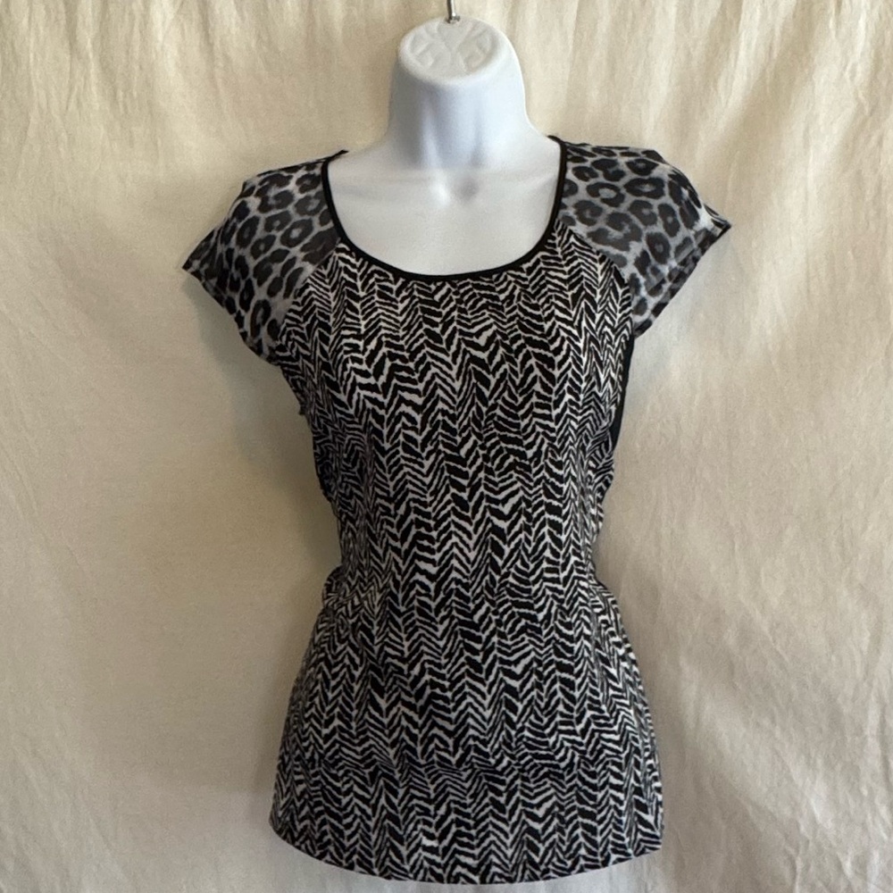E-166 Express Black & White Cap Sleeve Pullover Blouse Size XS